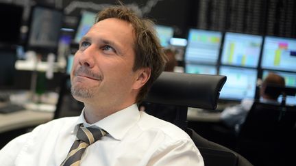 Un trader &agrave; la bourse de Francfort (Allemagne), jeudi 6 septembre. Les bourses europ&eacute;ennes ont accueilli favorablement la s&eacute;rie d'annonces de la Banque centrale europ&eacute;nne. (JOHANNES EISELE / AFP)