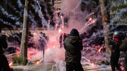 Un tir de mortier de feu d'artifice lors d'une manifestation en 2016. Photo d'illustration. (JEAN PIERRE NGUYEN VAN HAI-BARBI / MAXPPP)