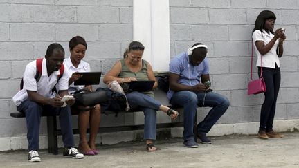 Des Cubains profitent du wifi, mis &agrave; disposition par un artiste, &agrave; La Havane (Cuba), le 24 mars 2015.&nbsp; (ENRIQUE DE LA OSA / REUTERS)