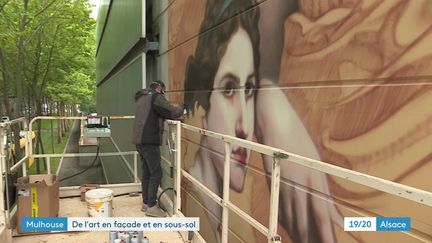 L'artiste italien Andrea Ravo Mattoni en train de reproduire "L'art et la littérature" de William Bouguereau&nbsp; (France 3 Alsace)