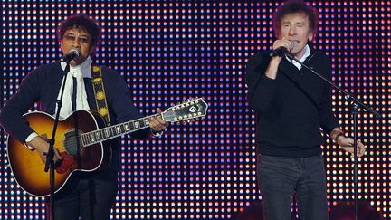 Laurent Voulzy et Alain Souchon lors d'un duo au Zénith de Paris en juillet 2010
 (BERTRAND LANGLOIS / AFP)