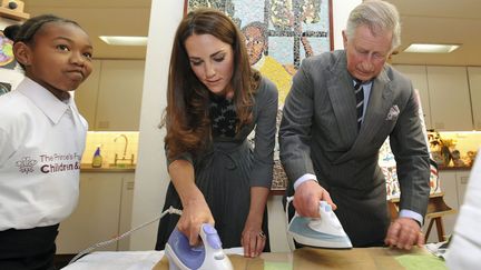 Tout prince et duchesse qu'ils sont, Charles et Kate se sont essay&eacute;s aux joies du repassage pour r&eacute;aliser des transferts en visite dans une galerie londonienne (Royaume-Uni), le 15 mars 2012. (REUTERS)