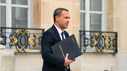 Adrien Taquet, le secrétaire d'Etat auprès du ministre des Solidarités et de la Santé, chargé de l'enfance et des familles, à la sortie de l'Elysée, à Paris, le 29 septembre 2021. (XOSE BOUZAS / HANS LUCAS / AFP)