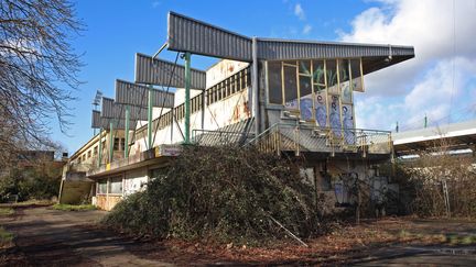 La tribune présidentielle du stade Léon Bollée, au Mans (Sarthe). (MAXPPP)