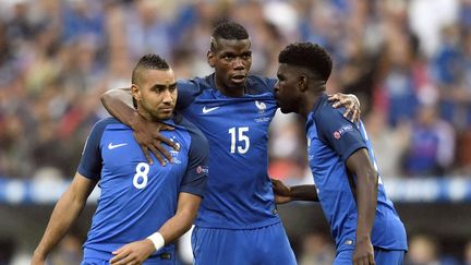 Dimitri Payet,&nbsp;Paul Pogba et&nbsp;Samuel Umtiti, lors du match France-Islande, en quart de finale de l'Euro, le 3 juillet 2016 au stade de France.&nbsp; (PHILIPPE LOPEZ / AFP)