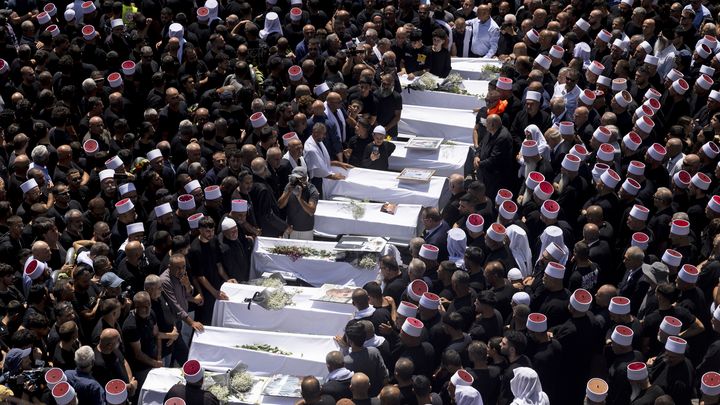 Les funérailles de dix des jeunes victimes de l'attaque à la roquette à Majdal Shams, sur le plateau du Golan, le 28 juillet 2024. (AMIR LEVY / GETTY IMAGES EUROPE)