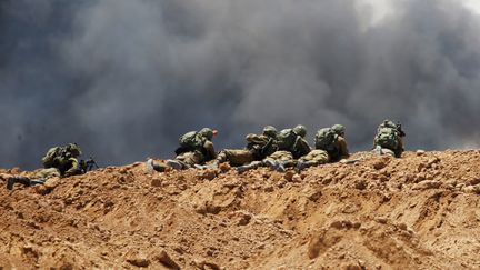 Des soldats israéliens, à la frontière avec Gaza, le 14 mai 2018. (BAZ RATNER / REUTERS)