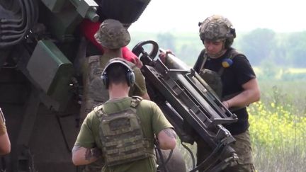 La libération de plusieurs villages dans la région de Donetsk regonfle le moral de la population ukrainienne. Les soldats sont galvanisés par la contre-offensive menée contre les Russes. (FRANCEINFO)