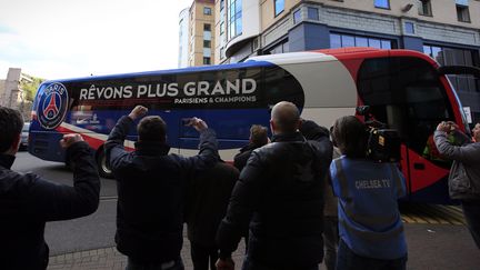 Le bus du Paris Saint-Germain arrive au stade de Stamford Bridge, à Londres, avant un match de Ligue des Champions contre Chelsea, le 8 avril 2014. (ADRIAN DENNIS / AFP)