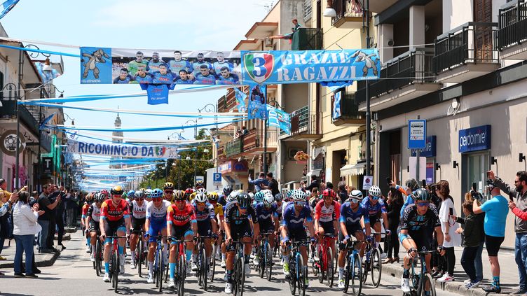 The Giro peloton in the streets of Naples on the occasion of the 6th stage, May 11, 2023. (LUCA BETTINI / AFP)