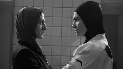 Zar Amir Ebrahimi (left) and Arienne Mandi (right) in the film "Tatami" by Guy Nattiv and Zar Amir Ebrahimi (METROPOLITAN FILM EXPORT)