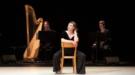 Rosemary Standley dans "Carmen" de François Grémaud sur la scène du théâtre des Abbesses, à Paris. (CAPTURE D'ECRAN)