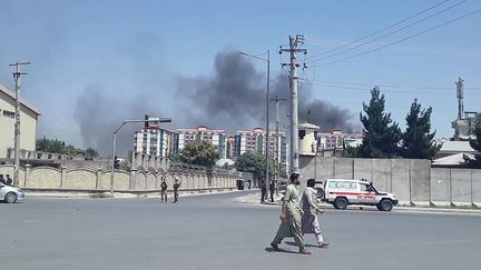 Un panache de fumée s'élève dans le ciel de Kaboul (Afghanistan), après un nouvel attentat, le 1er juillet 2019. (AFP)