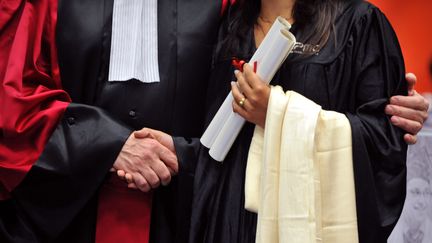 Un professeur de l'universit&eacute; Paris-VI f&eacute;licite une &eacute;tudiante lors d'une remise de dipl&ocirc;mes, le 13 juin 2009 &agrave; Paris. (MIGUEL MEDINA / AFP)