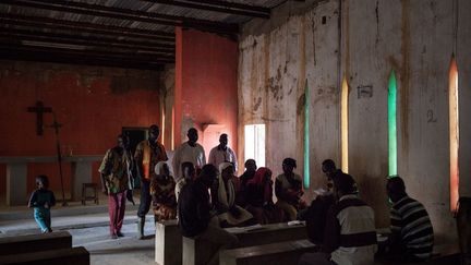 En cette fin d'année, les habitants se réunissent en attendant des jours meilleurs. «A Birao, l'Etat semble s'être envolé dès l'indépendance, en 1960. Dans cette région isolée, les habitants se sentent abandonnés», dit un vieil homme. Un autre, haut gradé du Front populaire pour la renaissance de la Centrafrique, groupe armé qui se réclame du sultanat du Dar-el-Kouti pour asseoir sa légitimité dans le Nord, déclare: «Nous étions là bien avant les Centrafricains de Bangui.» Après avoir longtemps prôné une sécession de cette partie du pays, il ne réclame plus cependant un retour au sultanat. (ALEXIS HUGUET / AFP)