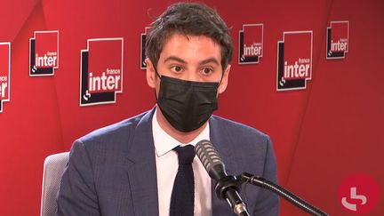 Gabriel Attal, porte-parole du gouvernement, sur France Inter le 25 mars 2021. (FRANCEINTER / RADIOFRANCE)