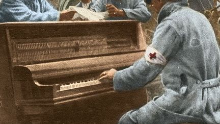 Dans un village dévasté de la Somme, des soldats ont trouvé un piano intact. Il n’en faut pas plus pour égayer une journée. Avec ce qui leur tombe sous la main, des artisans habiles parviennent à fabriquer des instruments de musique, des violons, des mandolines, des flûtes… Même en temps de guerre, la musique semble indispensable à l’homme. Et pas seulement la musique militaire. (Le Miroir/Prisma Media/GeoHistoire)