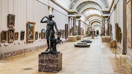 Une des galeries du département des peintures au Louvre, à Paris. (OLIVIER-OUADAH)