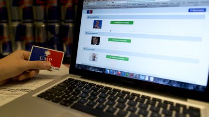 Un militant de l'UMP s'appr&ecirc;te &agrave; voter par internet pour d&eacute;signer le pr&eacute;sident du parti, le 28 novembre 2014, &agrave; Paris. (KENZO TRIBOUILLARD / AFP)