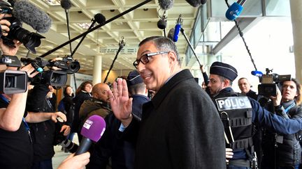 L'avocat de Laeticia Hallyday, Me Ardavan Amir-Aslani, arrive au palais de justice de Nanterre (Hauts-de-Seine), le 15 mars 2018. (GERARD JULIEN / AFP)