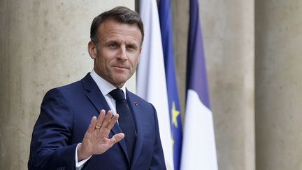 Le président de la République Emmanuel Macron salue sur le perron de l'Elysée à Paris, le 14 mai 2024. (LUDOVIC MARIN / AFP)