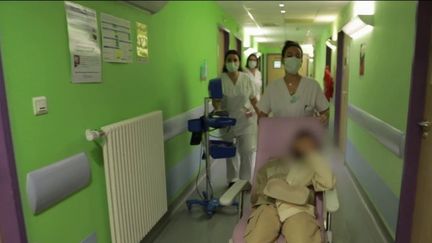 En pleine épidémie de bronchiolite, les services de pédiatrie, en sous-effectif, sont saturés. Le personnel hospitalier a publié une lettre ouverte à destination d'Emmanuel Macron pour témoigner de leur mal-être.&nbsp;&nbsp; (FRANCE 2)