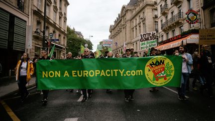 Une manifestation contre Europacity, le 5 octobre 2019 à Paris. (MARTIN NODA / HANS LUCAS)