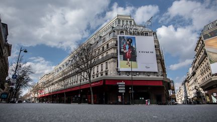 Le boulevard Haussmann désert, le long des Galeries Lafayette, à Paris, le 18 mars 2020. (MARTIN BUREAU / AFP)