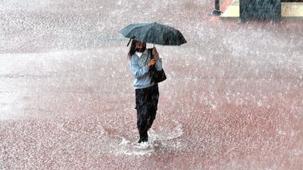 Une habitante durant un orage à Montpellier (Hérault), le 3 septembre 2021. (MAXPPP)