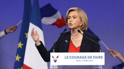 Valérie Pécresse, candidate Les Républicains, s'adresse à ses soutiens à Paris, le 3 avril 2022. (LUDOVIC MARIN / AFP)