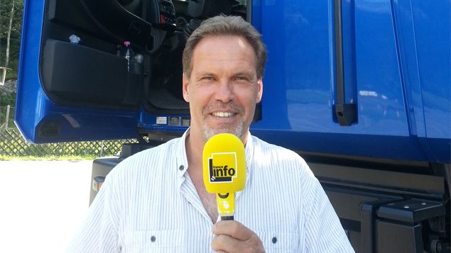 &nbsp; (Norbert, routier suisse de 52 ans. Premier camion pour notre reporter ! © Radio France | Sébastien Baer)