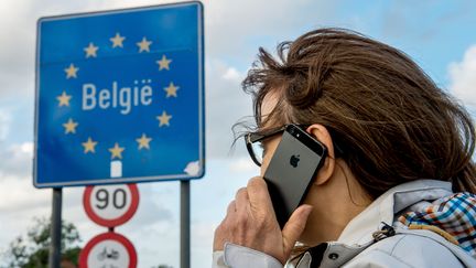 Une femme téléphone à la frontière franco-belge le 6 juin 2017. Image d'illustration. (PHILIPPE HUGUEN / AFP)