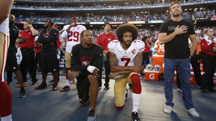 Eric Reid et Colin Kaepernick, joueurs des&nbsp;San Francisco 49ers, lors d'un match contre&nbsp;&nbsp;San Diego, le 1er seprembre 2016, à&nbsp;San Diego en Californie. (MICHAEL ZAGARIS / GETTY IMAGES NORTH AMERICA / AFP)