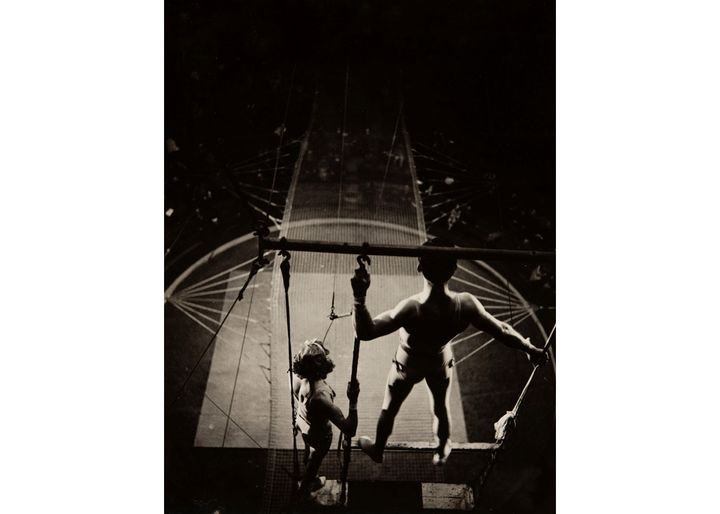 Gaston Paris, "Cirque Bouglione", deux artistes sur le trapèze, vers 1936, Collections Roger-Viollet, Bibliothèque historique de la Ville de Paris (© Gaston Paris / BHVP / Agence Roger-Viollet)