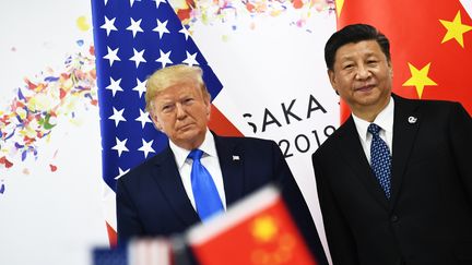 Les présidents américain et chinois, Donald Trump et Xi Jinping, le 29 juin 2019 lors du sommet du G20 à Osaka. (BRENDAN SMIALOWSKI / AFP)