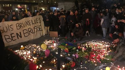 Des Bruxellois participent à un rassemblement place de la Bourse, mardi 22 mars 2016, au soir des attentats qui ont frappé la capitale belge. (F. MAGNENOU / FRANCETV INFO)