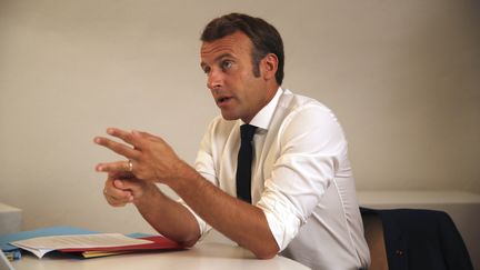 Emmanuel Macron s'exprime au début d'un Conseil de défense en visio-conférence, le 11 août 2020, depuis le fort de Brégançon (Var). (DANIEL COLE/AP/SIPA)