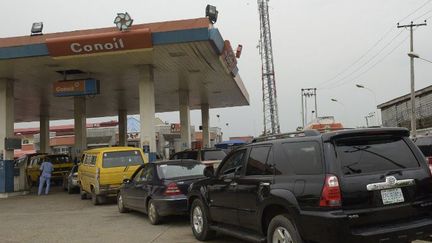 Des queues d'automobilistes, de plusieurs kilomètres parfois, aux stations d'essence du Nigeria. Ici à Lagos le 12 mai 2016, au lendemain du quasi-doublement du prix du litre d'essence à la pompe. (PIUS UTOMI EKPEI/AFP)