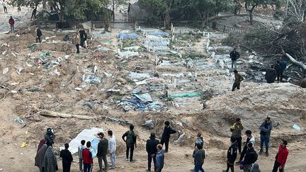 Au gré des combats, une partie du site est devenue un cimetière de fortune, creusé à la hâte. (RAMZI MAHMUD / ANADOLU / AFP)