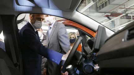 Le président de la République, Emmanuel Macron visite la future usine&nbsp;du groupe japonais Envision AESC, où Renault SA développe un pôle de fabrication de véhicules électriques, à Douai (Nord), le 28 juin 2021. (LUDOVIC MARIN / POOL / AFP)