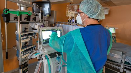 Un médecin paramètre un respirateur dans un hôpital de Gauting (Bavière, Allemagne), le 4 novembre 2021. (PETER KNEFFEL / DPA)