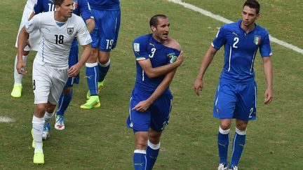 Le d&eacute;fenseur italien Giorgio Chiellini montre son &eacute;paule, apr&egrave;s un choc avec l'Uruguayen Luis Suarez, le 24 juin 2014, lors d'un match de la Coupe du monde, &agrave; Natal (Br&eacute;sil). (YASUYOSHI CHIBA / AFP)