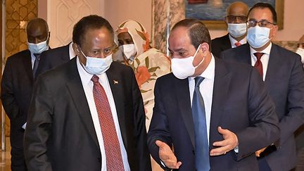 Le président égyptien Abdel Fattah al-Sissi s'entretient,&nbsp;le 11 mars 2021 au Caire, avec le Premier ministre soudanais Abdallah Hamdok (à gauche). Au cœur des discussions, la mise en eau du Grand barrage éthiopien. (- / EGYPTIAN PRESIDENCY)