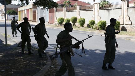 Des soldats de l'arm&eacute;e loyaliste dans les rues de Bujumbura (Burundi), le 14 mai 2015. (GORAN TOMASEVIC / REUTERS)