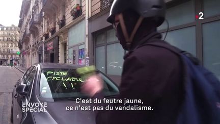 "Cinquante euros"&nbsp;écrit sur le pare-brise d'un automobiliste indélicat. (CAPTURE D'ECRAN ENVOYÉ SPÉCIAL)