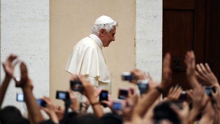 Le pape Beno&icirc;t XVI re&ccedil;oit des p&egrave;lerins dans sa r&eacute;sidence d'&eacute;t&eacute; du Castel Gandolfo, &agrave; 40 km de Rome (Italie), le 10 ao&ucirc;t 2011. (VINCENZO PINTO / AFP)