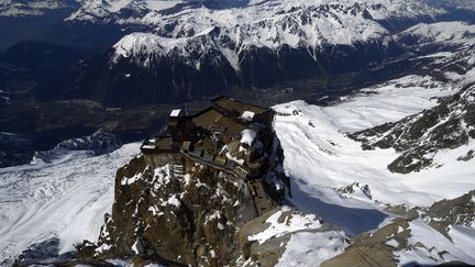 La vall&eacute;e de Chamonix et l'Aiguille du Midi, le 17 avril 2013. (PHILIPPE DESMAZES / AFP)