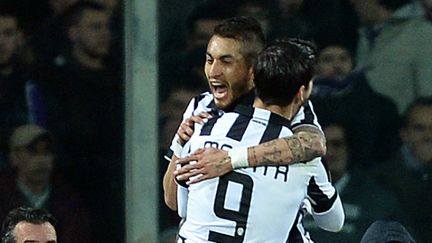 A Florence, Roberto Pereyra, félicité ici par Alvaro Morata, a inscrit le deuxième but turinois en demi-finale retour de la Coupe d'Italie.