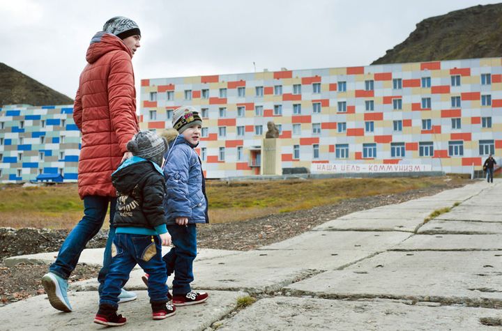 Une centaine de mineurs russes et leur famille habitent la concession de Barentsburg. (Géo  Thierry Suzan)