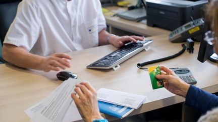 Une consultation médicale à Lyon, en mai 2015.&nbsp; (AUBERT / AFP)